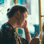Россиянам могут запретить слушать музыку в общественном транспорте без наушников