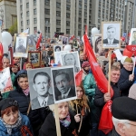 Организаторы акции «Бессмертный полк» рекомендовали участникам шествия 9 мая не приносить с собой красные знамена и портреты Сталина
