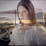 Лана Дель Рей выпустила клип на песню «White Dress» из альбома «Chemtrails Over The Country Club»