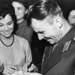 Во Франции на аукцион выставили перьевую ручку и автограф Юрия Гагарина