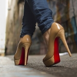 Французский дизайнер обуви Кристиан Лубутен похвалил россиянок за умение ходить на высоких каблуках