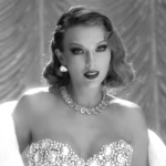 Премьера клипа Тейлор Свифт на песню «Bejeweled» из альбома «Midnights» состоялась 25 октября