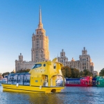 По Москве-реке начали ходить цветные трамвайчики-кабриолеты
